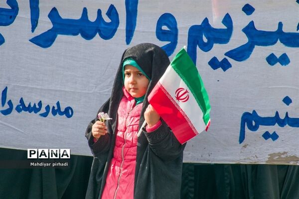 حضور پرشور دانش‌آموزان در راهپیمایی ۱۳ آبان شهر اراک