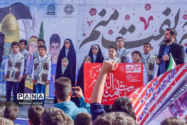 حضور پرشور دانش‌آموزان در راهپیمایی ۱۳ آبان شهر اراک