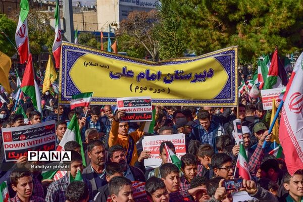 حضور پرشور دانش‌آموزان در راهپیمایی ۱۳ آبان شهر اراک