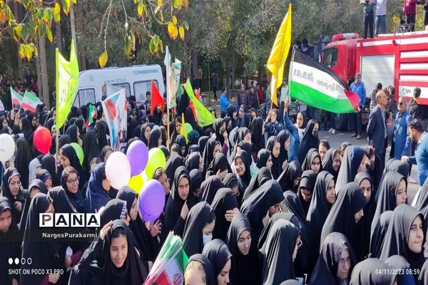 راهپیمایی ۱۳ آبان باحضور گسترده دانش آموزان در ابرکوه