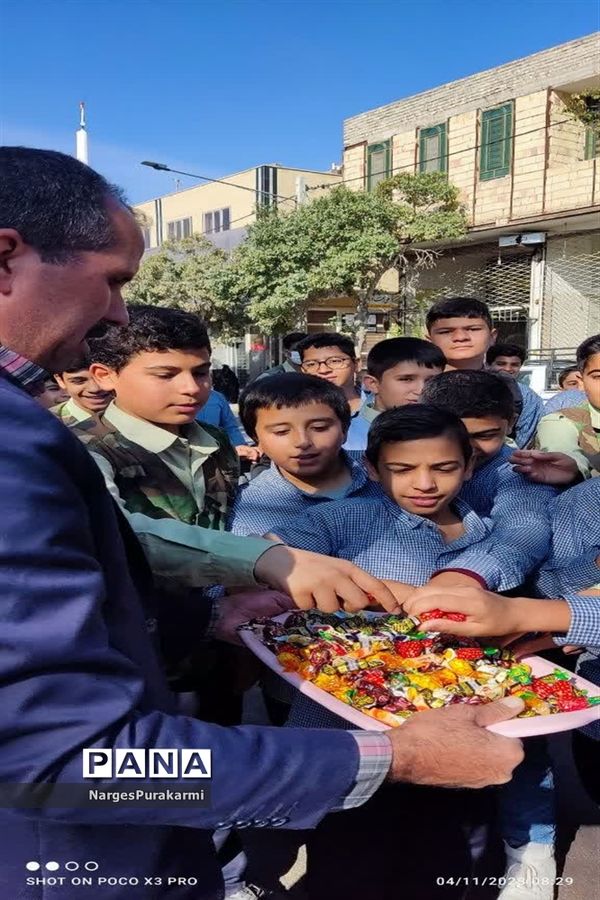 راهپیمایی ۱۳ آبان باحضور گسترده دانش آموزان در ابرکوه