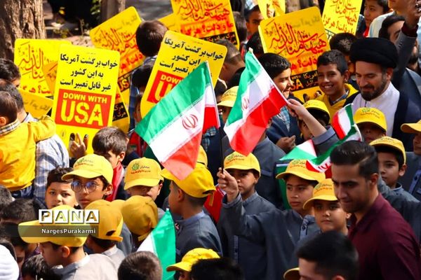 راهپیمایی ۱۳ آبان باحضور گسترده دانش آموزان در ابرکوه