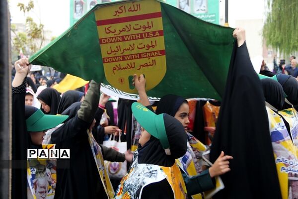 حضور دانش‌آموزان ناحیه‌یک شهرری در راهپیمایی یوم‌الله ۱۳ آبان