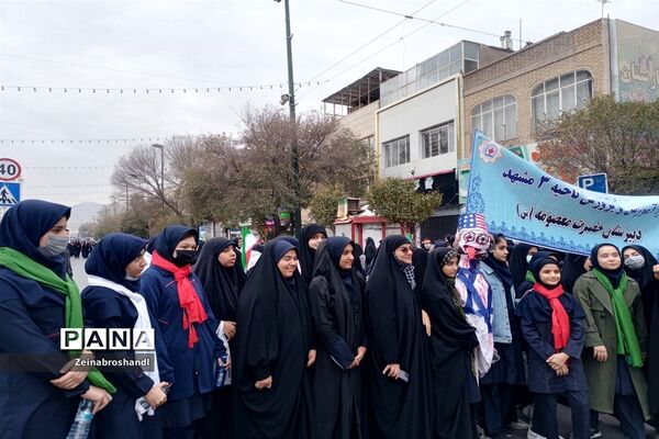حضور دانش‌آموزان ناحیه ٣ مشهد مقدس در راهپیمایی 13 آبان