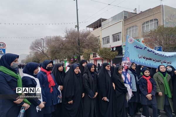 حضور دانش‌آموزان ناحیه ٣ مشهد مقدس در راهپیمایی 13 آبان