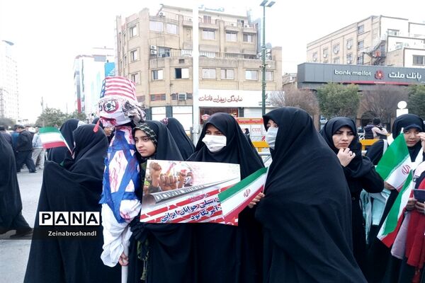 حضور دانش‌آموزان ناحیه ٣ مشهد مقدس در راهپیمایی 13 آبان