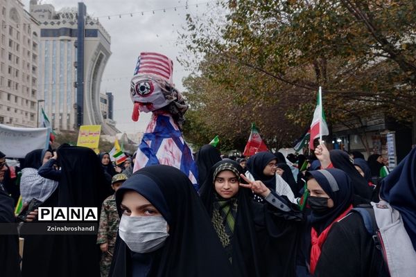 حضور دانش‌آموزان ناحیه ٣ مشهد مقدس در راهپیمایی 13 آبان