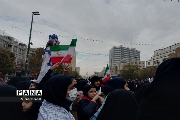 حضور دانش‌آموزان ناحیه ٣ مشهد مقدس در راهپیمایی 13 آبان