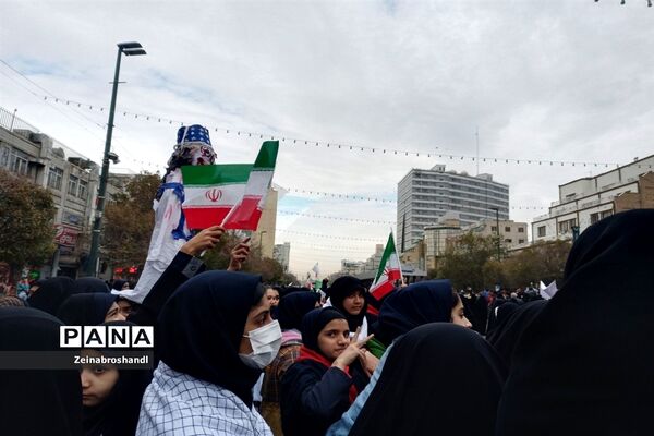 حضور دانش‌آموزان ناحیه ٣ مشهد مقدس در راهپیمایی 13 آبان