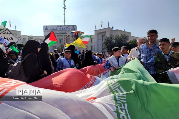 حضور دانش‌آموزان شیرازی در راهپیمایی ۱۳آبان