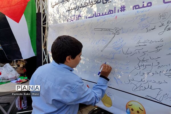 حضور دانش‌آموزان شیرازی در راهپیمایی ۱۳آبان