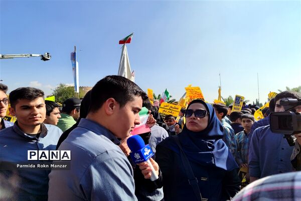 حضور دانش‌آموزان شیرازی در راهپیمایی ۱۳آبان