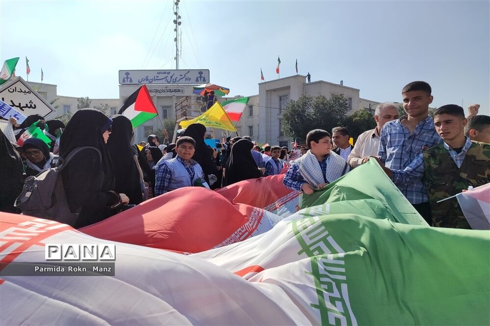 حضور دانش‌آموزان شیرازی در راهپیمایی ۱۳آبان