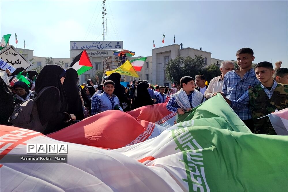 حضور دانش‌آموزان شیرازی در راهپیمایی ۱۳آبان