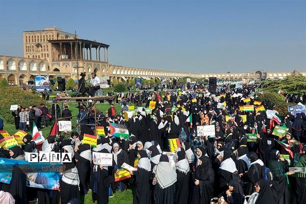 حضور گسترده دانش‌‌آموزان در راهپیمایی ۱۳ آبان اصفهان