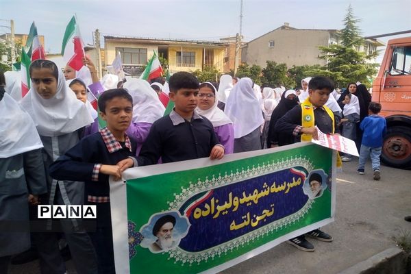 راهپیمایی روز دانش‌آموز در شهرستان میاندورود