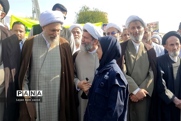 تجمع  پرشوردانش‌آموزان شیرازی در مبارزه با  استکبار