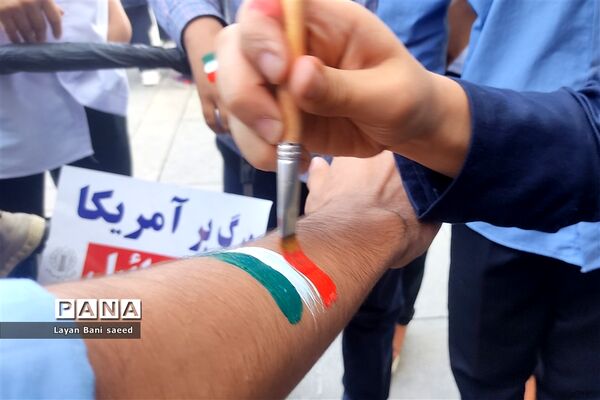 تجمع  پرشوردانش‌آموزان شیرازی در مبارزه با  استکبار