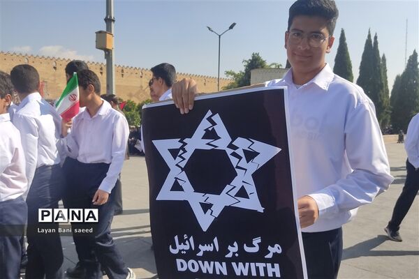 تجمع  پرشوردانش‌آموزان شیرازی در مبارزه با  استکبار