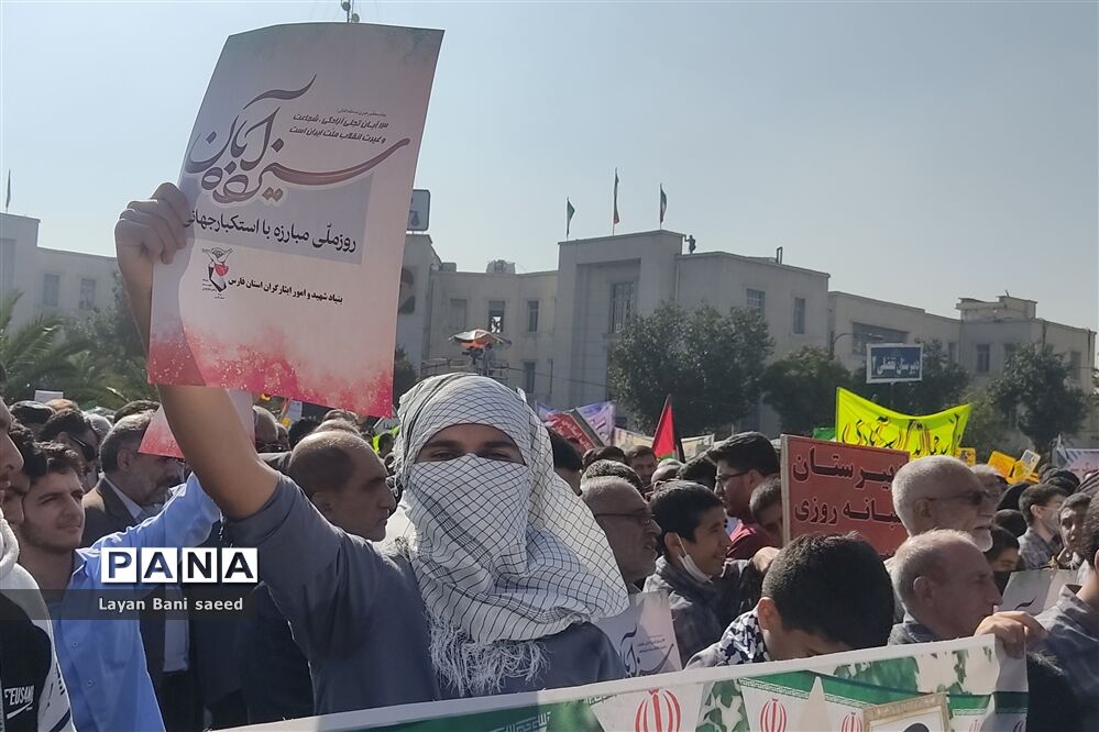 تجمع  پرشوردانش‌آموزان شیرازی در مبارزه با  استکبار