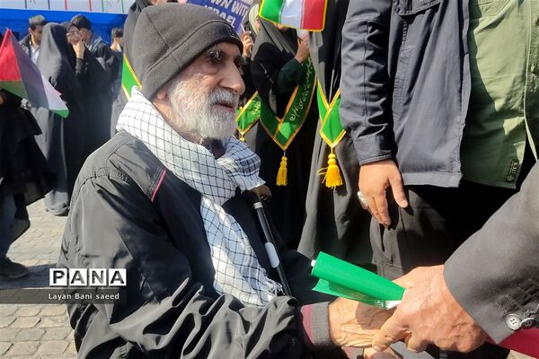 تجمع  پرشوردانش‌آموزان شیرازی در مبارزه با  استکبار