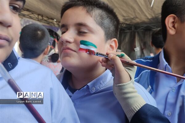 تجمع  پرشوردانش‌آموزان شیرازی در مبارزه با  استکبار