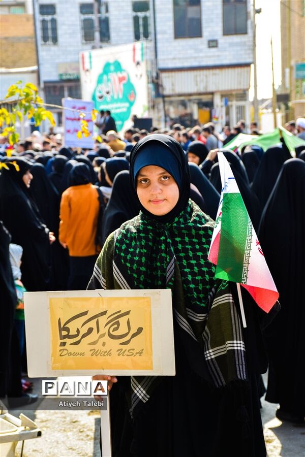 حضور پرشور دانش‌آموزان گرمه در راهپیمایی ۱۳ آبان