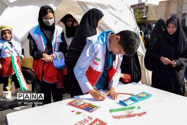 حضور پرشور دانش‌آموزان گرمه در راهپیمایی ۱۳ آبان