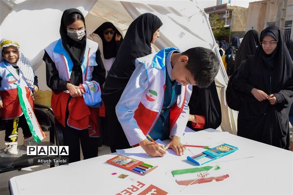 حضور پرشور دانش‌آموزان گرمه در راهپیمایی ۱۳ آبان