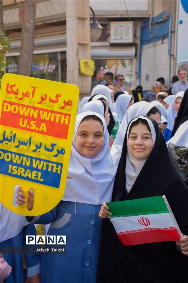 حضور پرشور دانش‌آموزان گرمه در راهپیمایی ۱۳ آبان