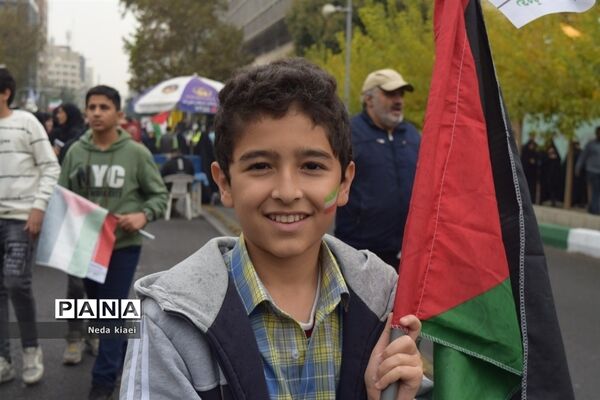 خروش بارانی دشمن شکن دانش‌آموزان شهر ایران در راهپیمایی ۱۳ آبان