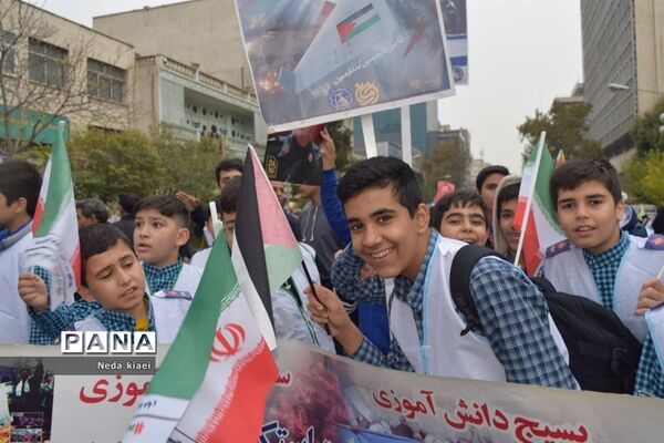خروش بارانی دشمن شکن دانش‌آموزان شهر ایران در راهپیمایی ۱۳ آبان