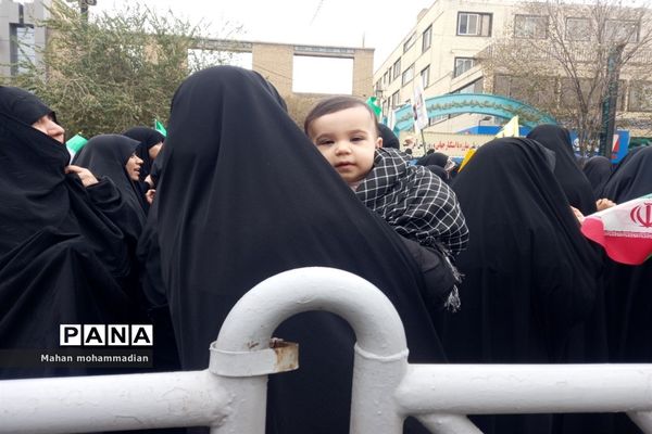 همراهی مردم باغیرت شهر مشهد هم پای دانش‌آموزان در راهپیمایی ۱۳ آبان