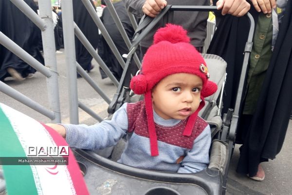 همراهی مردم باغیرت شهر مشهد هم پای دانش‌آموزان در راهپیمایی ۱۳ آبان