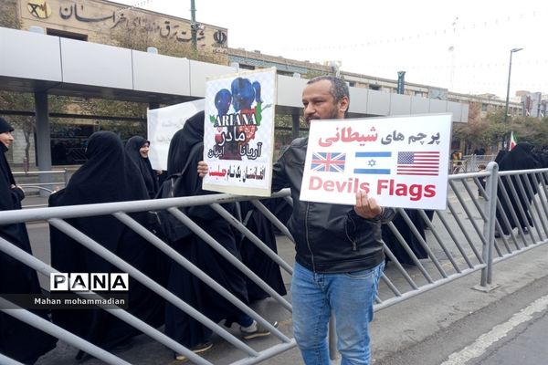 همراهی مردم باغیرت شهر مشهد هم پای دانش‌آموزان در راهپیمایی ۱۳ آبان