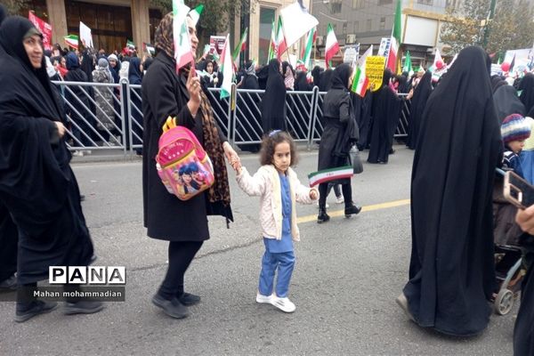 همراهی مردم باغیرت شهر مشهد هم پای دانش‌آموزان در راهپیمایی ۱۳ آبان