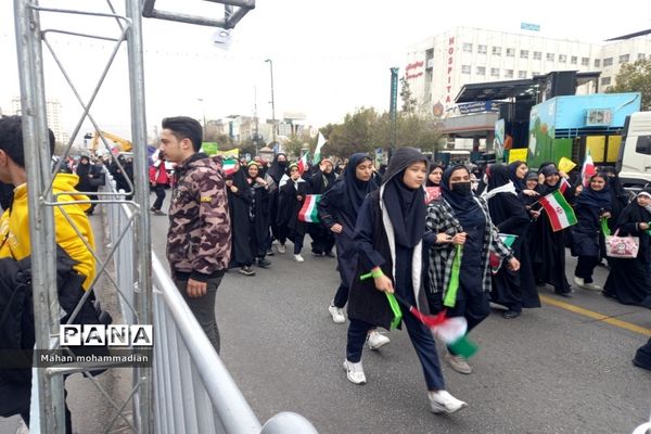 همراهی مردم باغیرت شهر مشهد هم پای دانش‌آموزان در راهپیمایی ۱۳ آبان