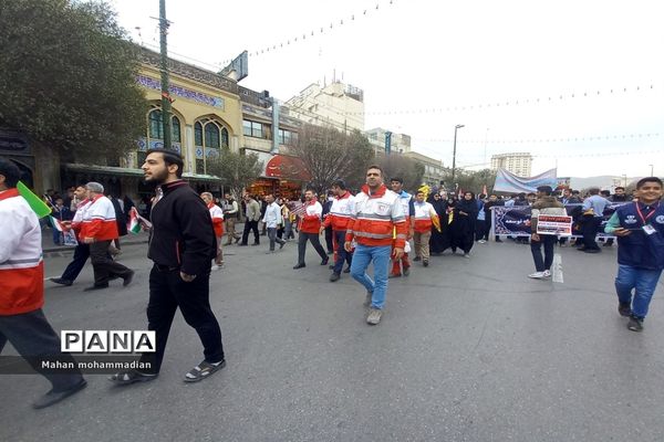 همراهی مردم باغیرت شهر مشهد هم پای دانش‌آموزان در راهپیمایی ۱۳ آبان