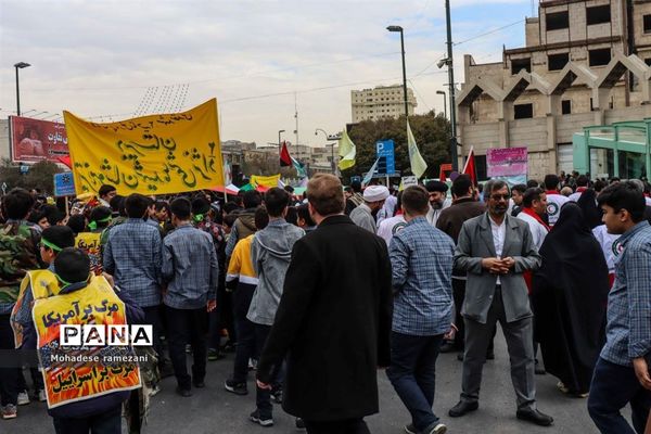 حضور پرشور و حماسی دانش‌آموزان و فرهنگیان استان خراسان رضوی در یوم الله ۱۳ آبان