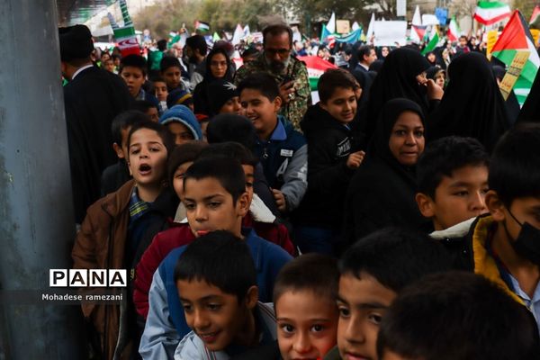 حضور پرشور و حماسی دانش‌آموزان و فرهنگیان استان خراسان رضوی در یوم الله ۱۳ آبان