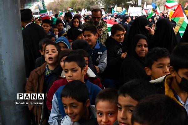 حضور پرشور و حماسی دانش‌آموزان و فرهنگیان استان خراسان رضوی در یوم الله ۱۳ آبان