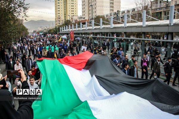 حضور پرشور و حماسی دانش‌آموزان و فرهنگیان استان خراسان رضوی در یوم الله ۱۳ آبان