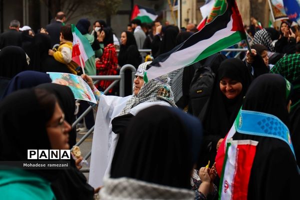 حضور پرشور و حماسی دانش‌آموزان و فرهنگیان استان خراسان رضوی در یوم الله ۱۳ آبان