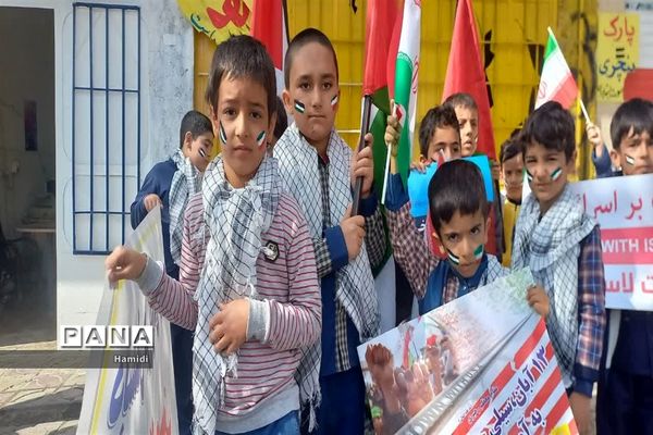 حضوردانش‌آموزان عضو تشکیلات  پیشتازان کهگیلویه و بویراحمد در راهپیمایی 13 آبان