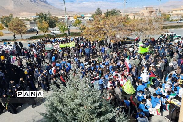 حضور دانش‌آموزان و مردم شهرستان بن در راهپیمایی ١٣ آبان
