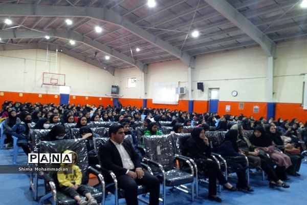 زنگ استکبار‌ستیزی در دبیرستان نمونه محبوبه محبی