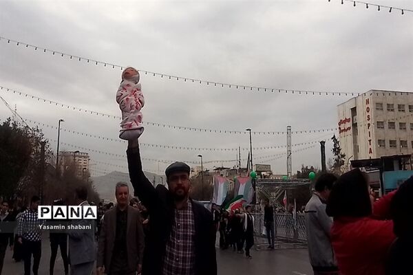 حضور فعال دانش‌آموزان خبرنگار پانا مشهد در راهپیمایی ۱۳ آبان