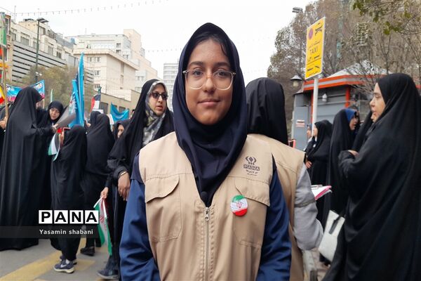 حضور فعال دانش‌آموزان خبرنگار پانا مشهد در راهپیمایی ۱۳ آبان