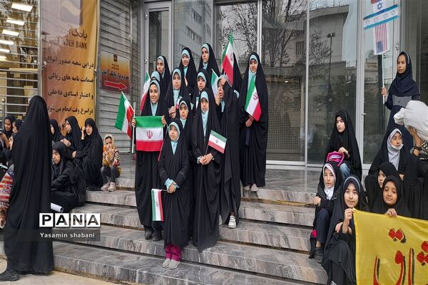 حضور فعال دانش‌آموزان خبرنگار پانا مشهد در راهپیمایی ۱۳ آبان