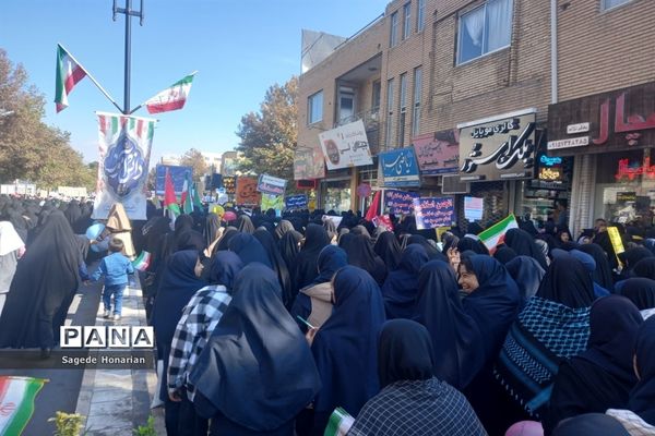 حضور دانش‌آموزان شهرستان کاشمر در راهپیمایی روز دانش‌آموز
